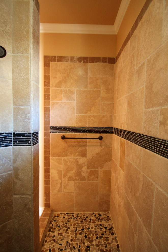 Idee per una stanza da bagno padronale chic di medie dimensioni con doccia aperta, piastrelle nere, piastrelle di vetro e pareti beige