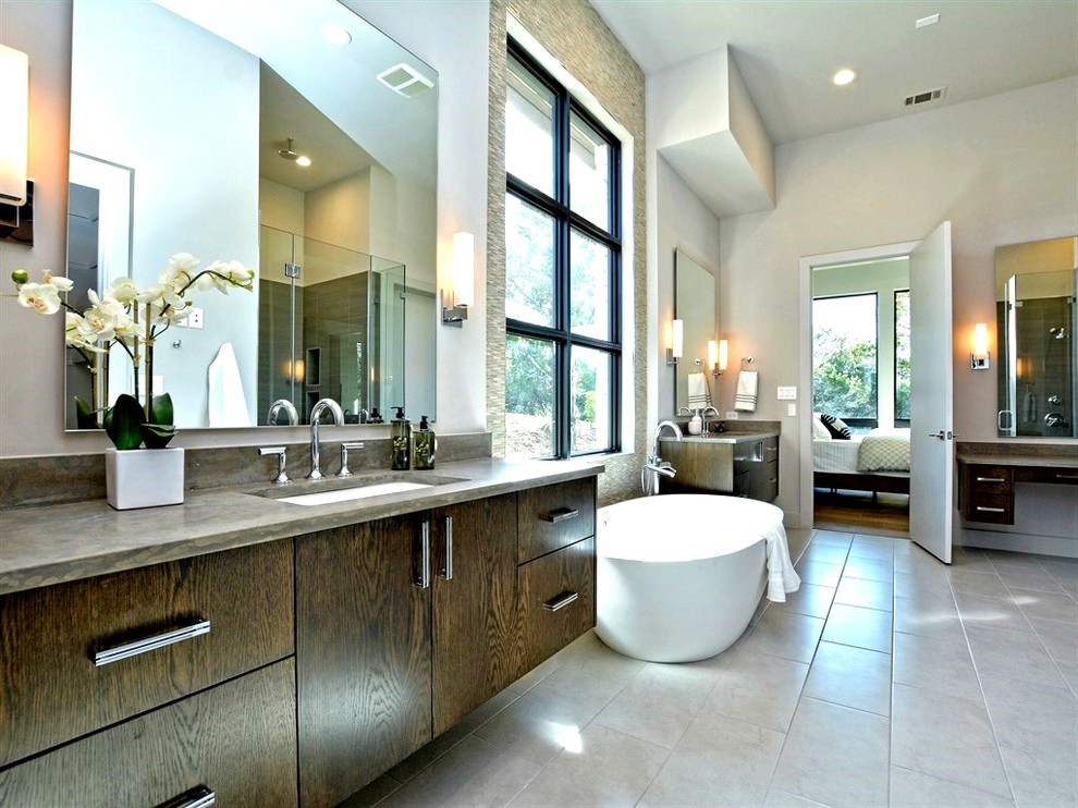 Immagine di un'ampia stanza da bagno padronale contemporanea con ante lisce, ante in legno bruno, vasca giapponese, piastrelle beige, piastrelle in pietra e top in saponaria