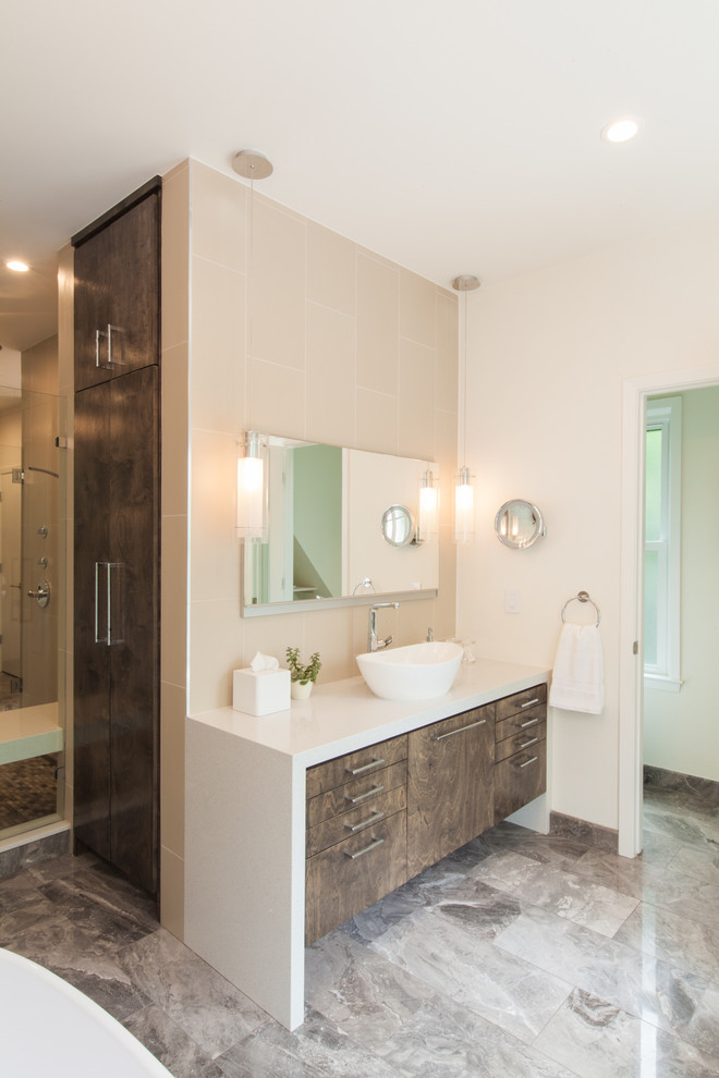 Diseño de cuarto de baño principal contemporáneo grande con lavabo bajoencimera, armarios tipo mueble, puertas de armario de madera en tonos medios, encimera de cuarzo compacto, bañera exenta, ducha abierta, baldosas y/o azulejos beige, baldosas y/o azulejos de cerámica, paredes blancas y suelo de mármol