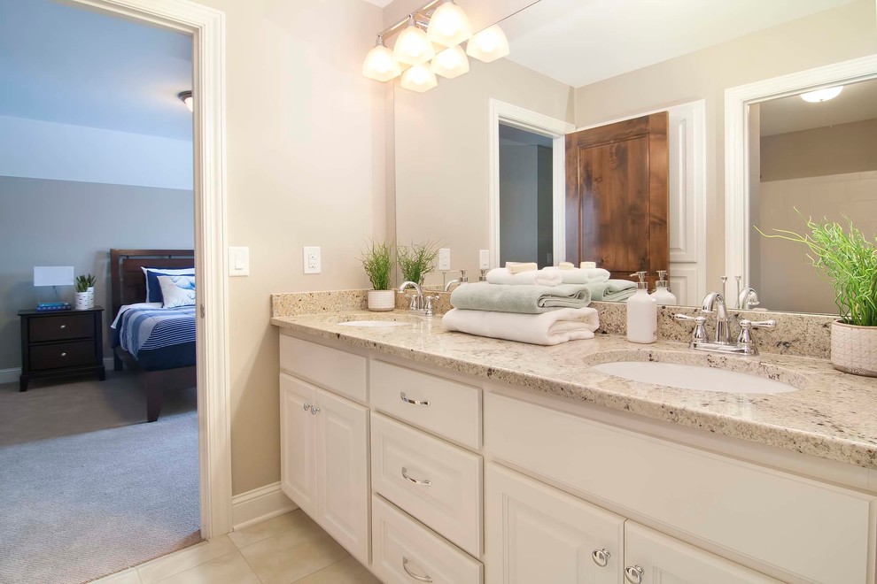 ミネアポリスにあるおしゃれな浴室 (オーバーカウンターシンク、白いキャビネット、御影石の洗面台、白い壁) の写真