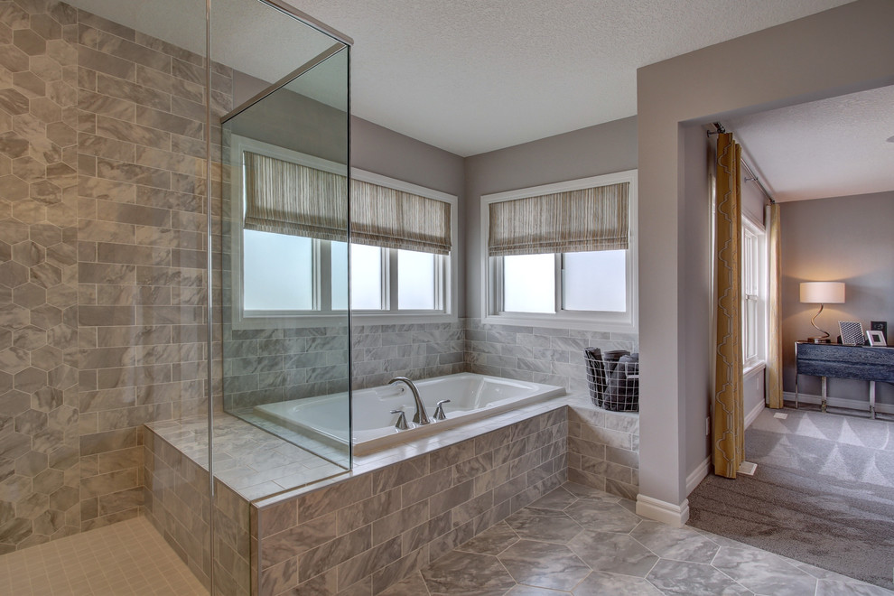 Идея дизайна: большая ванная комната в стиле модернизм с разноцветной плиткой
