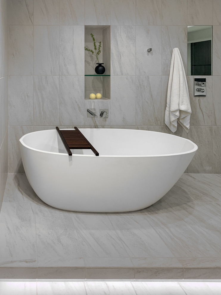 Modelo de cuarto de baño principal moderno de tamaño medio con bañera exenta