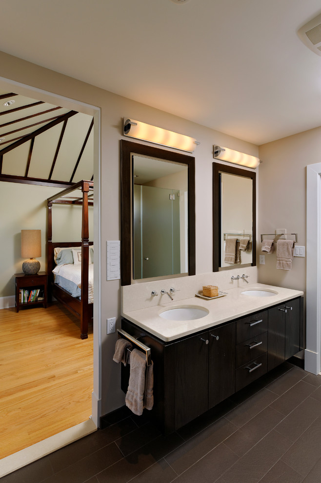 Modelo de cuarto de baño contemporáneo con bañera exenta, baldosas y/o azulejos en mosaico y armarios con paneles lisos