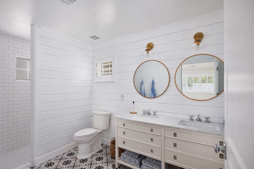 Idéer för att renovera ett lantligt en-suite badrum, med beige skåp, en dusch i en alkov, en toalettstol med separat cisternkåpa, vit kakel, tunnelbanekakel, vita väggar, ett undermonterad handfat, marmorbänkskiva, flerfärgat golv och med dusch som är öppen