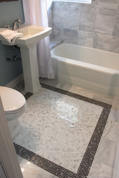 Foto di una stanza da bagno chic con lavabo a colonna, vasca ad alcova, vasca/doccia, WC monopezzo, piastrelle grigie e piastrelle in pietra