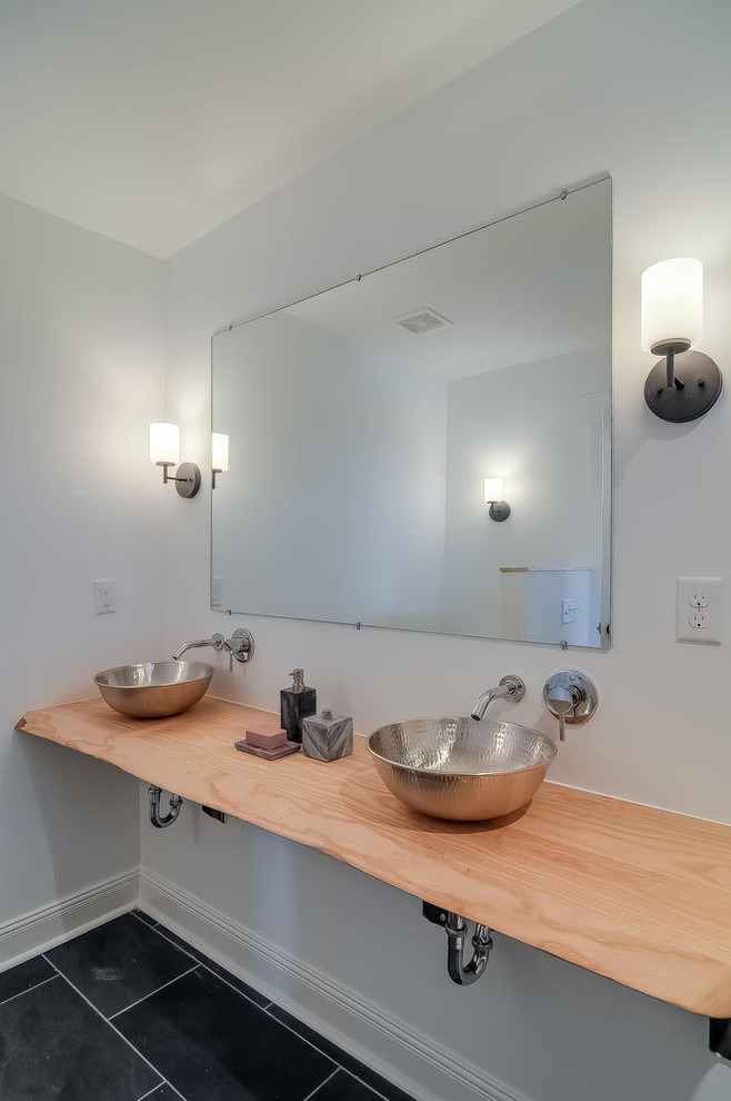 На фото: главная ванная комната среднего размера в стиле шебби-шик с раздельным унитазом, черной плиткой, каменной плиткой, белыми стенами, полом из сланца, столешницей из дерева и настольной раковиной с