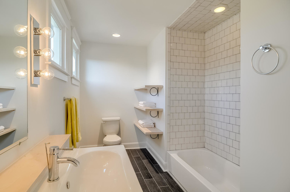 Réalisation d'une salle de bain principale style shabby chic de taille moyenne avec une baignoire en alcôve, un combiné douche/baignoire, WC séparés, un carrelage noir, un carrelage de pierre, un mur blanc, un sol en ardoise, une vasque et un plan de toilette en bois.