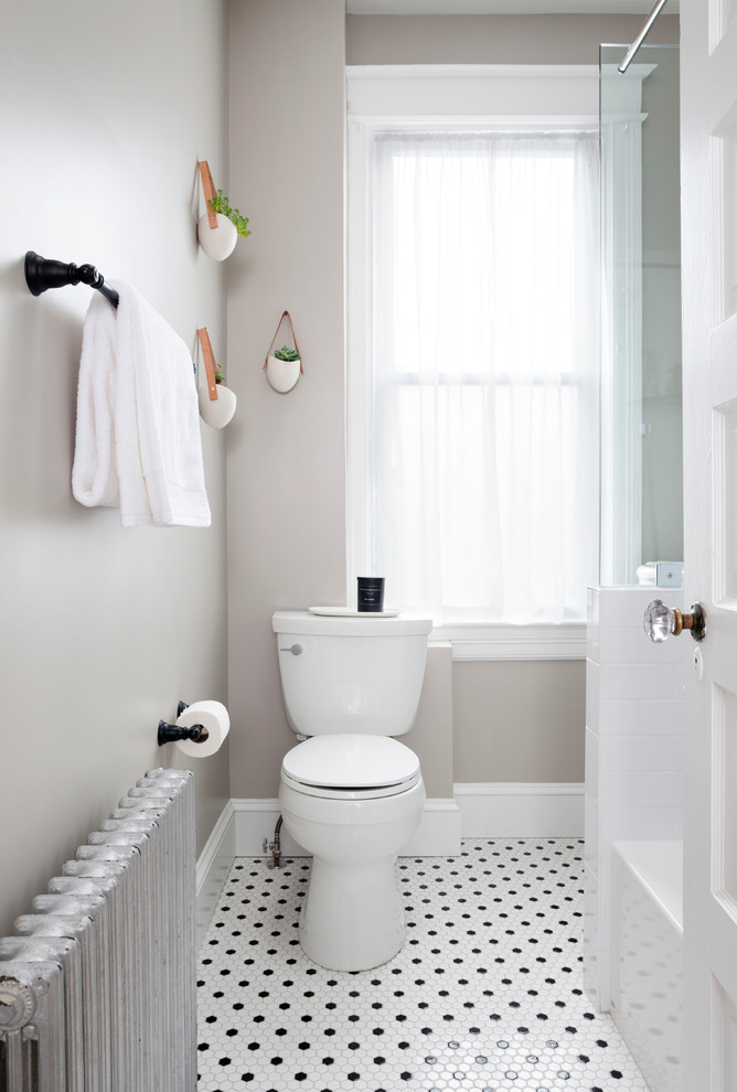 Cette image montre une petite salle de bain traditionnelle avec un combiné douche/baignoire, WC séparés, un carrelage noir et blanc, des carreaux de céramique, un mur gris, un sol en carrelage de terre cuite, un lavabo de ferme et une baignoire en alcôve.