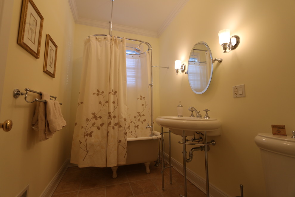 Пример оригинального дизайна: ванная комната в стиле кантри с ванной на ножках и душем над ванной