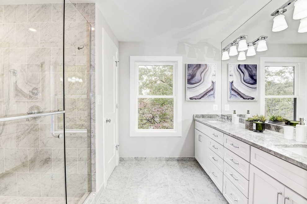 Bild på ett mellanstort vintage grå grått badrum med dusch, med skåp i shakerstil, vita skåp, en dusch i en alkov, grå väggar, klinkergolv i porslin, ett undermonterad handfat, granitbänkskiva, grått golv och dusch med gångjärnsdörr