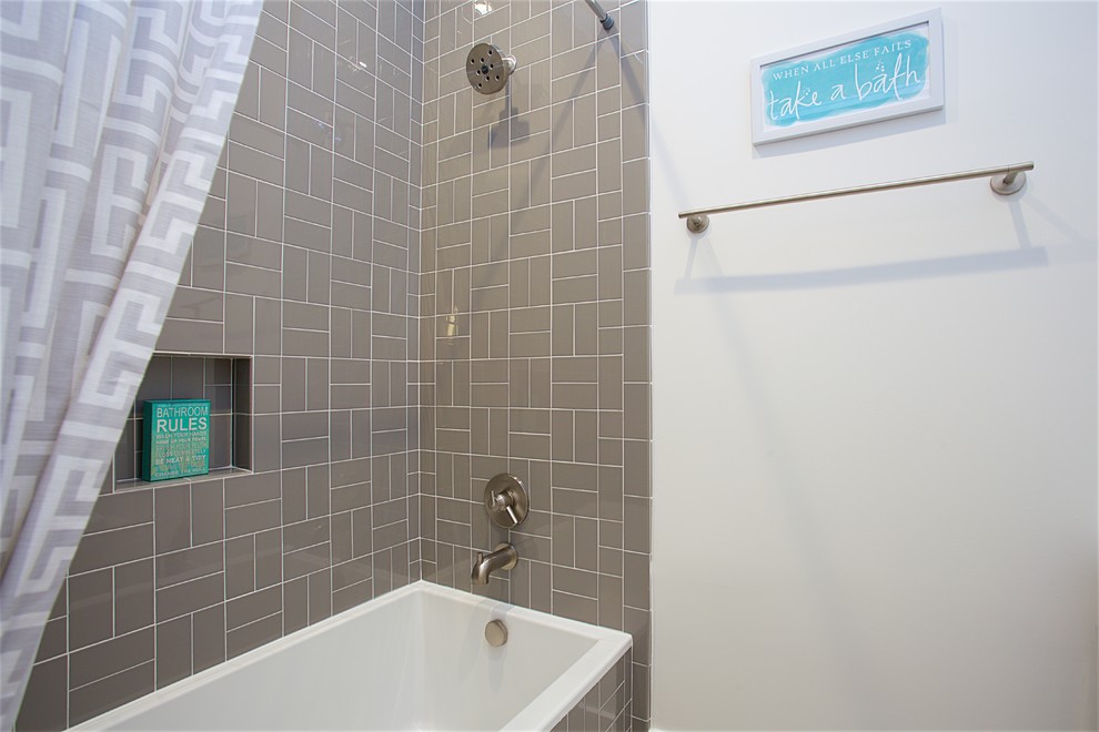 Idéer för ett mellanstort klassiskt badrum, med ett badkar i en alkov, en dusch/badkar-kombination, en toalettstol med separat cisternkåpa, grå kakel, tunnelbanekakel, vita väggar, klinkergolv i porslin, grått golv och dusch med duschdraperi