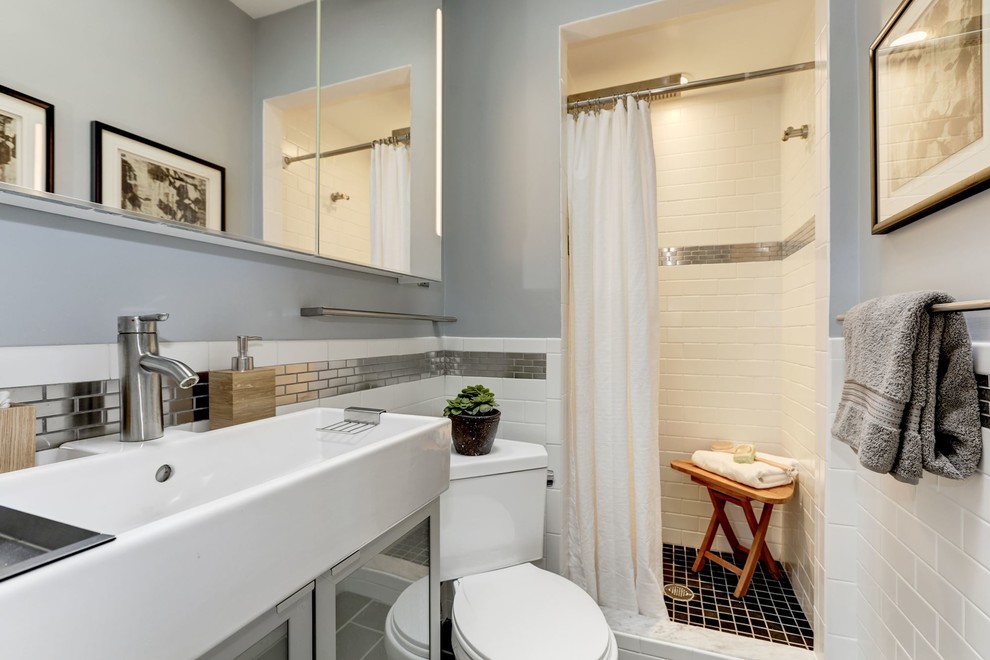 Пример оригинального дизайна: маленькая ванная комната в стиле неоклассика (современная классика) с стеклянными фасадами, угловым душем, раздельным унитазом, белой плиткой, плиткой кабанчик, серыми стенами, душевой кабиной, раковиной с несколькими смесителями и шторкой для ванной для на участке и в саду