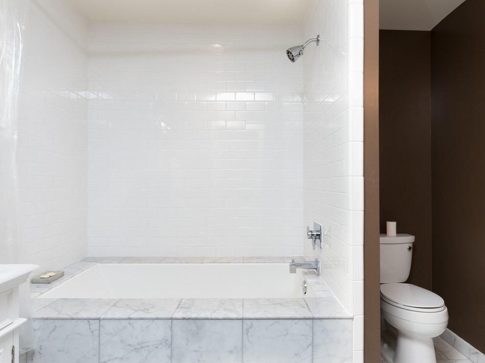Идея дизайна: главная ванная комната среднего размера в стиле ретро с консольной раковиной, белыми фасадами, мраморной столешницей, ванной в нише, душем над ванной, белой плиткой, керамической плиткой, коричневыми стенами и мраморным полом
