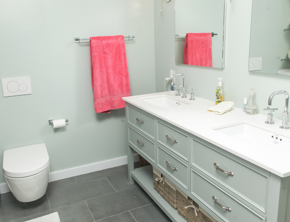 Exempel på ett mellanstort lantligt en-suite badrum, med luckor med profilerade fronter, blå skåp, en dusch i en alkov, en toalettstol med hel cisternkåpa, grå kakel, vit kakel, porslinskakel, blå väggar, skiffergolv, ett undermonterad handfat och bänkskiva i kvarts