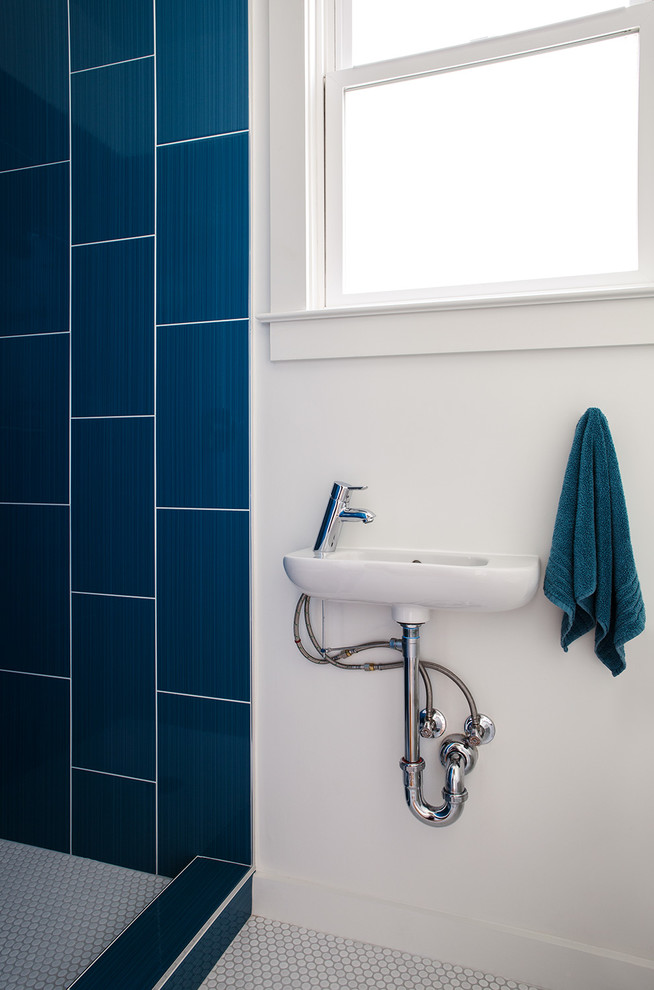 Ejemplo de cuarto de baño tradicional renovado pequeño con lavabo suspendido, ducha empotrada, baldosas y/o azulejos de porcelana, paredes blancas y suelo de baldosas de cerámica