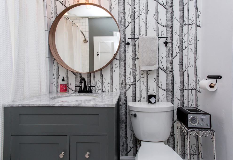 Esempio di una stanza da bagno tradizionale di medie dimensioni con ante con riquadro incassato, ante grigie, WC a due pezzi, pareti bianche, pavimento in gres porcellanato, lavabo sottopiano e pavimento bianco