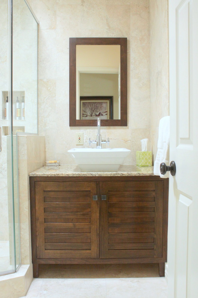 Klassisk inredning av ett litet badrum med dusch, med luckor med lamellpanel, skåp i mellenmörkt trä, en dusch i en alkov, beige kakel, keramikplattor, beige väggar, ett fristående handfat, granitbänkskiva, beiget golv och dusch med gångjärnsdörr