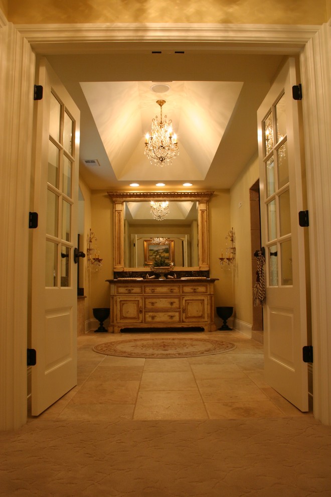 На фото: большая главная ванная комната в стиле фьюжн с фасадами островного типа, серыми фасадами, накладной ванной, открытым душем, унитазом-моноблоком, белой плиткой, мраморной плиткой, желтыми стенами, мраморным полом, врезной раковиной, мраморной столешницей, желтым полом, открытым душем и коричневой столешницей с