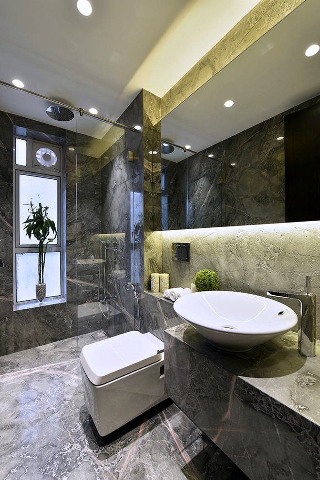 Imagen de cuarto de baño actual pequeño con armarios con paneles lisos, sanitario de pared, suelo de mármol, lavabo tipo consola y encimera de mármol