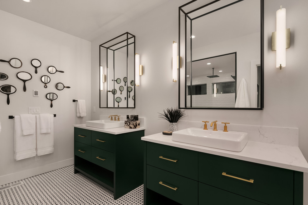 Großes Landhaus Badezimmer En Suite mit flächenbündigen Schrankfronten, grünen Schränken, freistehender Badewanne, Nasszelle, weißer Wandfarbe, offener Dusche und weißer Waschtischplatte in Seattle