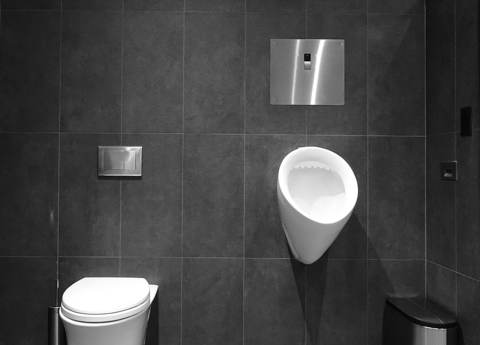 Идея дизайна: ванная комната среднего размера в стиле модернизм с писсуаром и серыми стенами