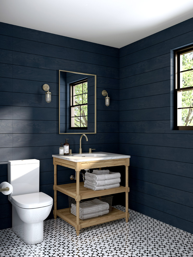 Пример оригинального дизайна: ванная комната в стиле кантри с открытыми фасадами, светлыми деревянными фасадами, синими стенами, полом из керамической плитки, мраморной столешницей, разноцветным полом и белой столешницей