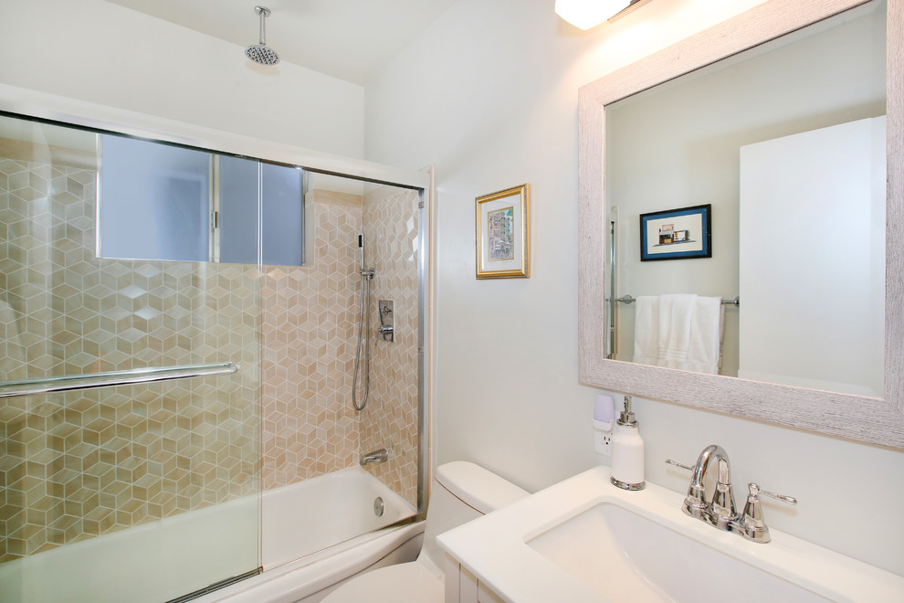 Kleines Modernes Badezimmer mit freistehender Badewanne, Eckdusche, Metrofliesen, weißer Wandfarbe, Keramikboden, Mineralwerkstoff-Waschtisch, weißem Boden und Falttür-Duschabtrennung in Los Angeles