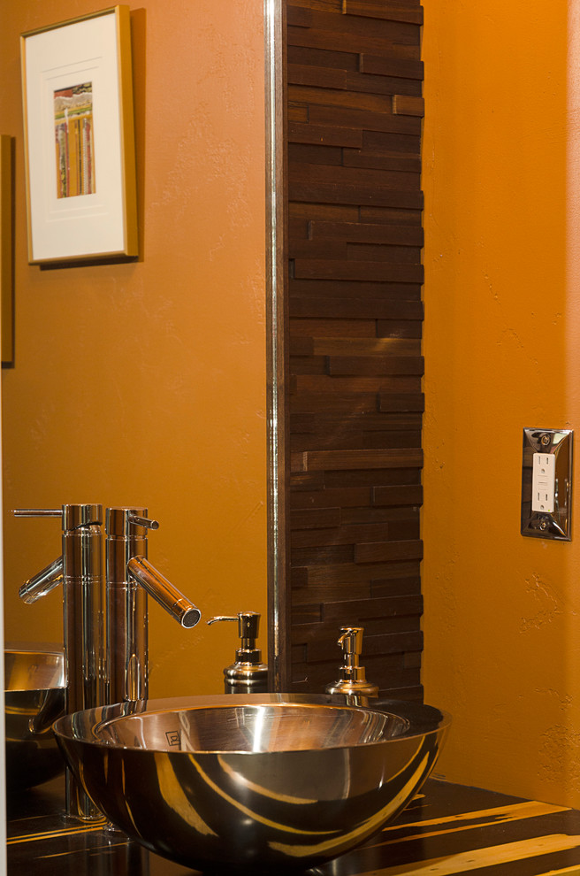 Foto de cuarto de baño actual con parades naranjas y lavabo sobreencimera