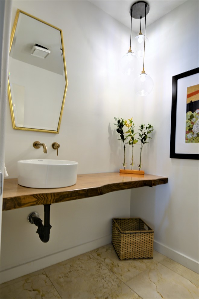 Kleines Modernes Duschbad mit dunklen Holzschränken, Wandtoilette mit Spülkasten, weißer Wandfarbe, Travertin, Aufsatzwaschbecken, Waschtisch aus Holz, beigem Boden und Falttür-Duschabtrennung in Phoenix
