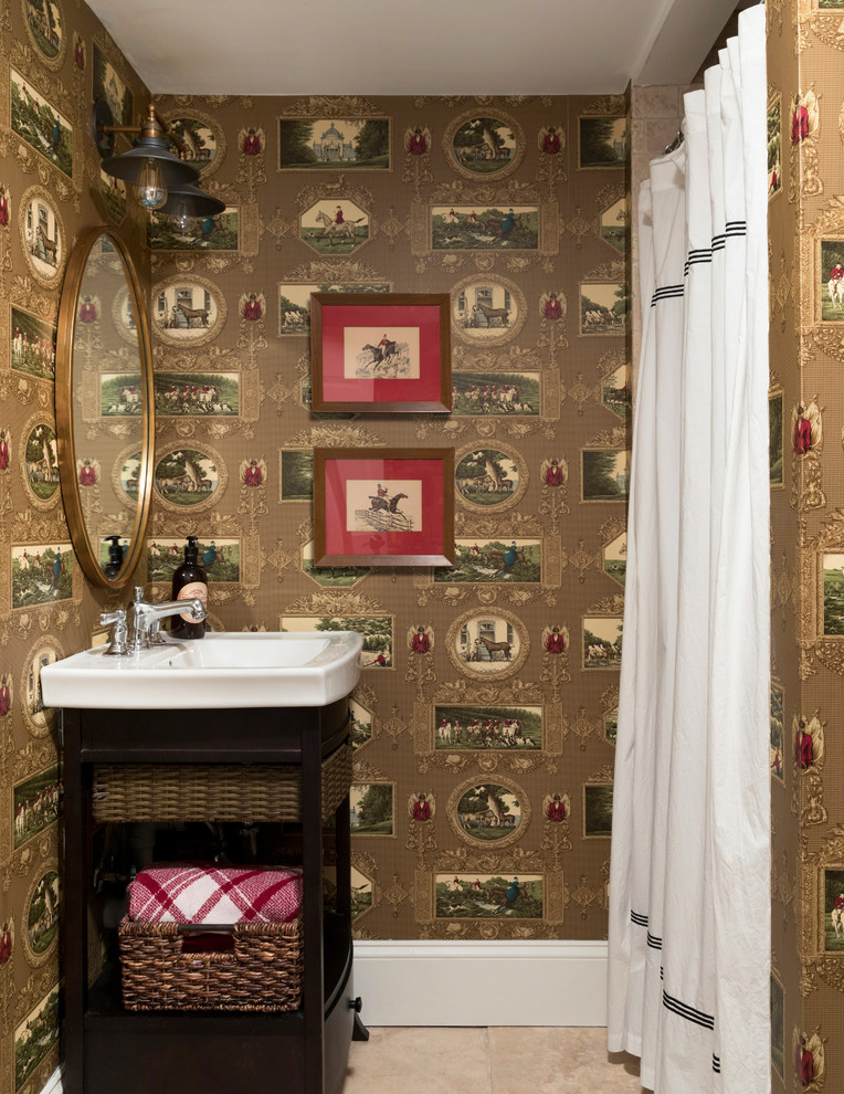 Réalisation d'une salle de bain bohème avec un placard sans porte, un mur marron, un sol beige, une cabine de douche avec un rideau et un plan de toilette blanc.