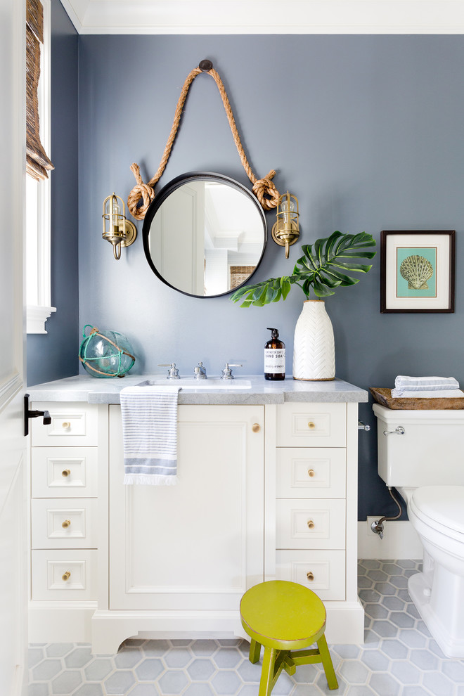 Inspiration för ett maritimt grå grått badrum med dusch, med vita skåp, en toalettstol med separat cisternkåpa, grå kakel, grå väggar, ett undermonterad handfat, grått golv och luckor med infälld panel