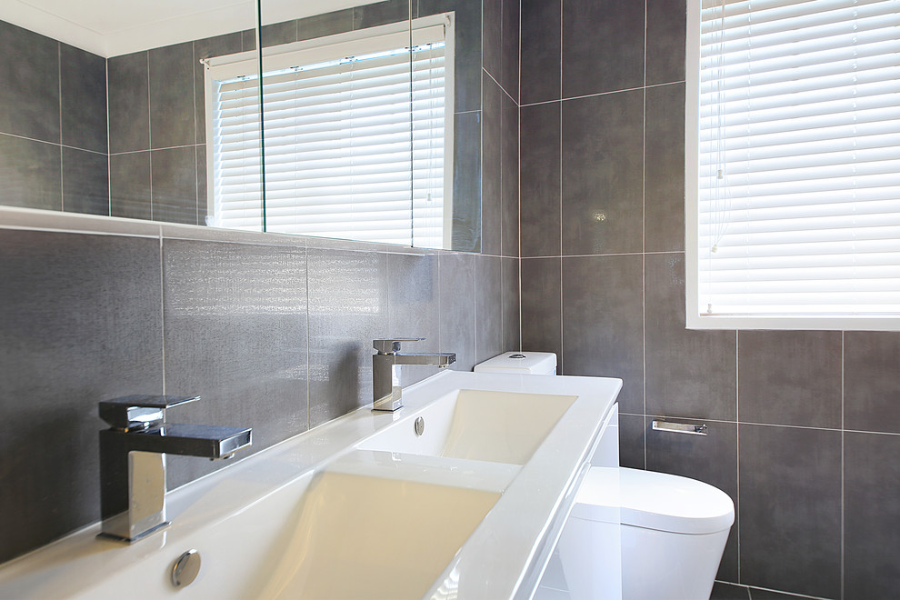 Großes Modernes Badezimmer En Suite mit flächenbündigen Schrankfronten, weißen Schränken, Wandtoilette mit Spülkasten, braunen Fliesen, brauner Wandfarbe, integriertem Waschbecken und braunem Boden in Sydney
