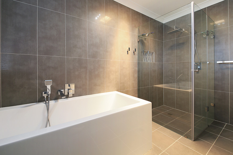 シドニーにある広いコンテンポラリースタイルのおしゃれなマスターバスルーム (置き型浴槽、コーナー設置型シャワー、分離型トイレ、セメントタイル、茶色い壁、茶色い床、開き戸のシャワー) の写真