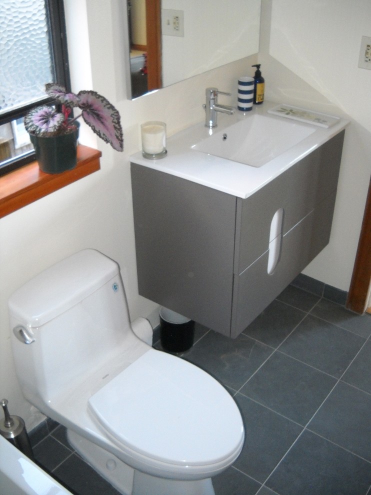Пример оригинального дизайна: ванная комната среднего размера в современном стиле с плоскими фасадами, темными деревянными фасадами, ванной в нише, душем в нише, унитазом-моноблоком, разноцветной плиткой, плиткой мозаикой, белыми стенами, полом из сланца, душевой кабиной, монолитной раковиной, столешницей из искусственного кварца и серым полом