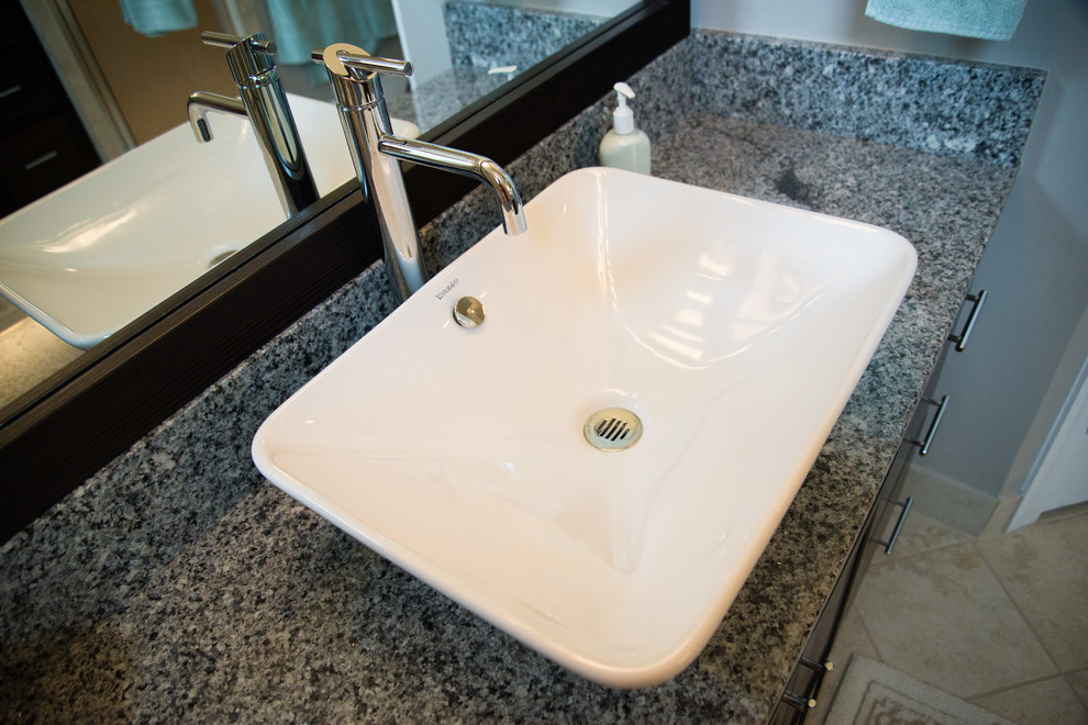 Ispirazione per una stanza da bagno contemporanea di medie dimensioni con doccia alcova, piastrelle bianche e piastrelle di ciottoli