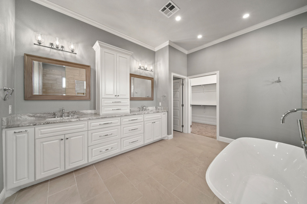 Idéer för att renovera ett stort vintage grå grått en-suite badrum, med skåp i shakerstil, vita skåp, ett fristående badkar, en öppen dusch, en toalettstol med hel cisternkåpa, brun kakel, porslinskakel, blå väggar, klinkergolv i porslin, ett nedsänkt handfat, granitbänkskiva, brunt golv och med dusch som är öppen