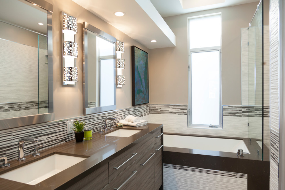 На фото: главная ванная комната среднего размера в стиле неоклассика (современная классика) с плоскими фасадами и темными деревянными фасадами с