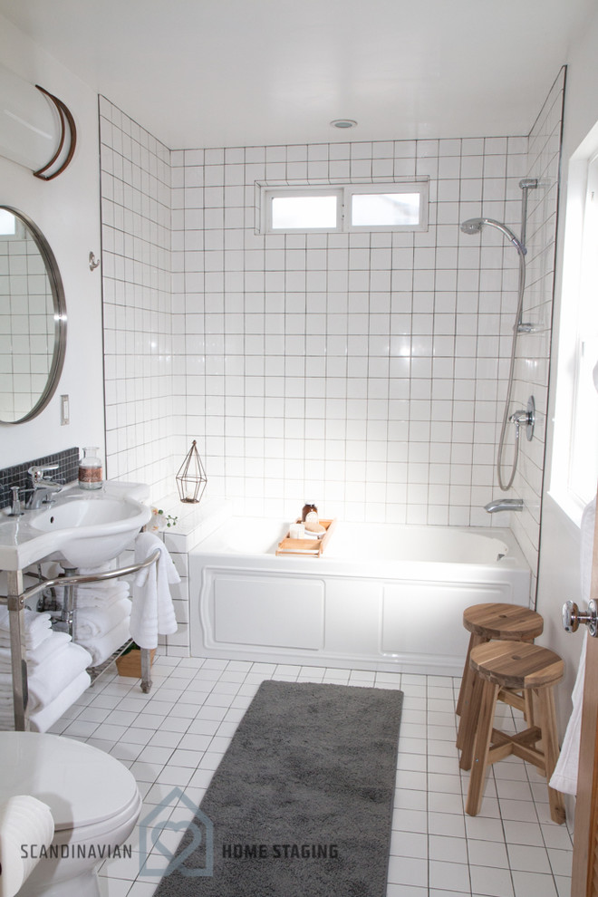 Esempio di una stanza da bagno scandinava con piastrelle bianche e pareti bianche