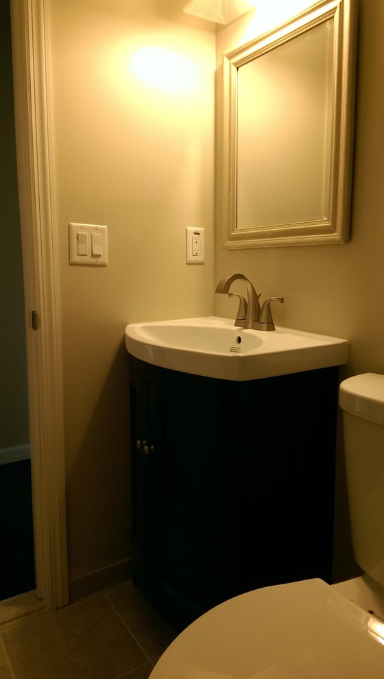 Cette image montre une petite salle de bain traditionnelle en bois foncé avec un lavabo intégré, une baignoire en alcôve, un combiné douche/baignoire, WC séparés, des carreaux de céramique, un mur beige et un sol en carrelage de céramique.