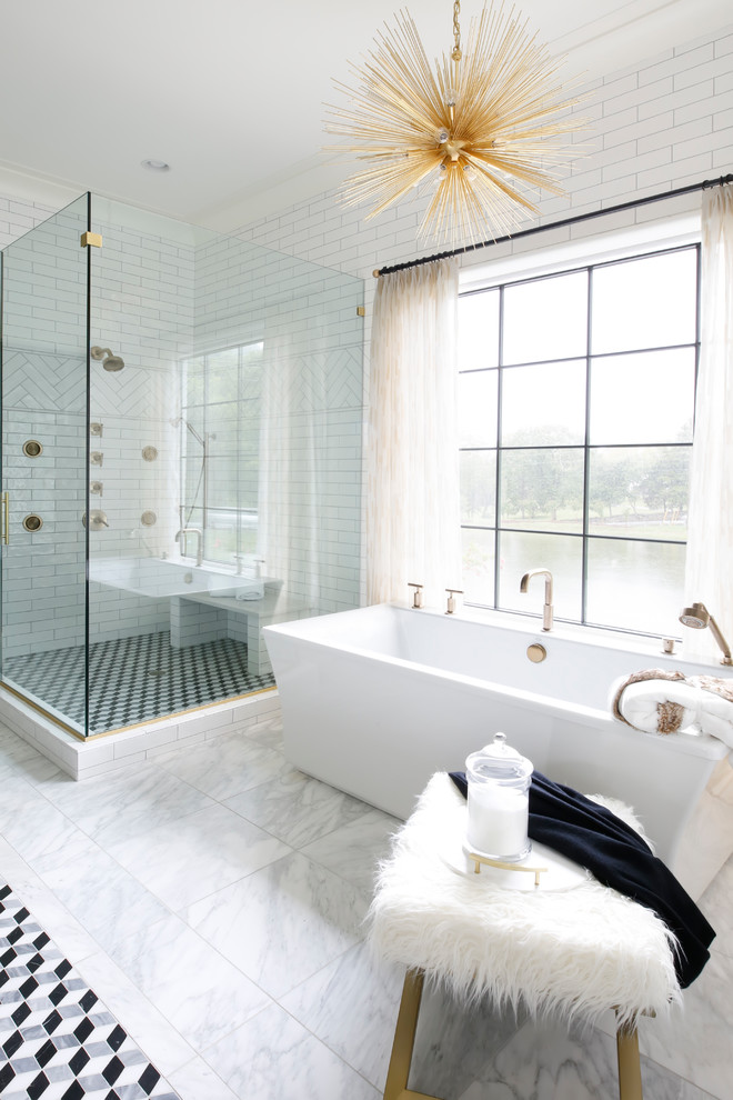 Идея дизайна: главная ванная комната в морском стиле с отдельно стоящей ванной, угловым душем, белой плиткой, белыми стенами, серым полом и душем с распашными дверями