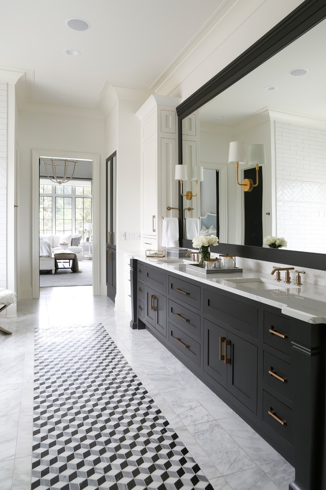 Diseño de cuarto de baño principal costero con armarios estilo shaker, puertas de armario negras, paredes blancas, lavabo bajoencimera y suelo gris