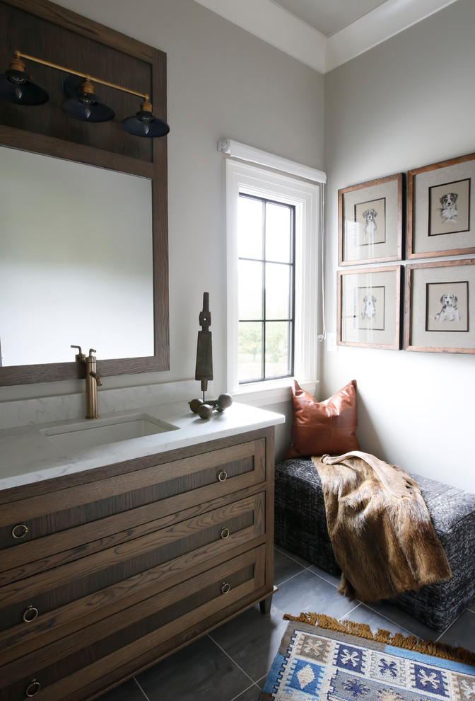Modelo de cuarto de baño marinero con puertas de armario de madera oscura, paredes grises, lavabo bajoencimera, suelo gris y armarios estilo shaker