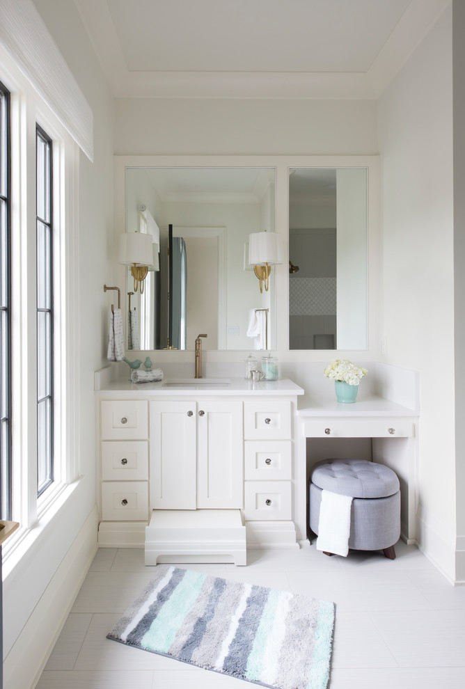 Свежая идея для дизайна: ванная комната в морском стиле с фасадами в стиле шейкер, белыми фасадами, белыми стенами, душевой кабиной, врезной раковиной и белым полом - отличное фото интерьера