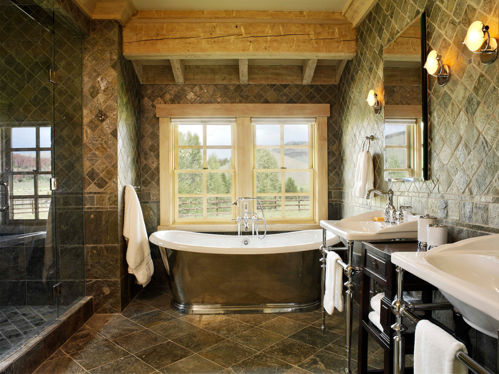 На фото: ванная комната в стиле рустика с консольной раковиной и отдельно стоящей ванной с