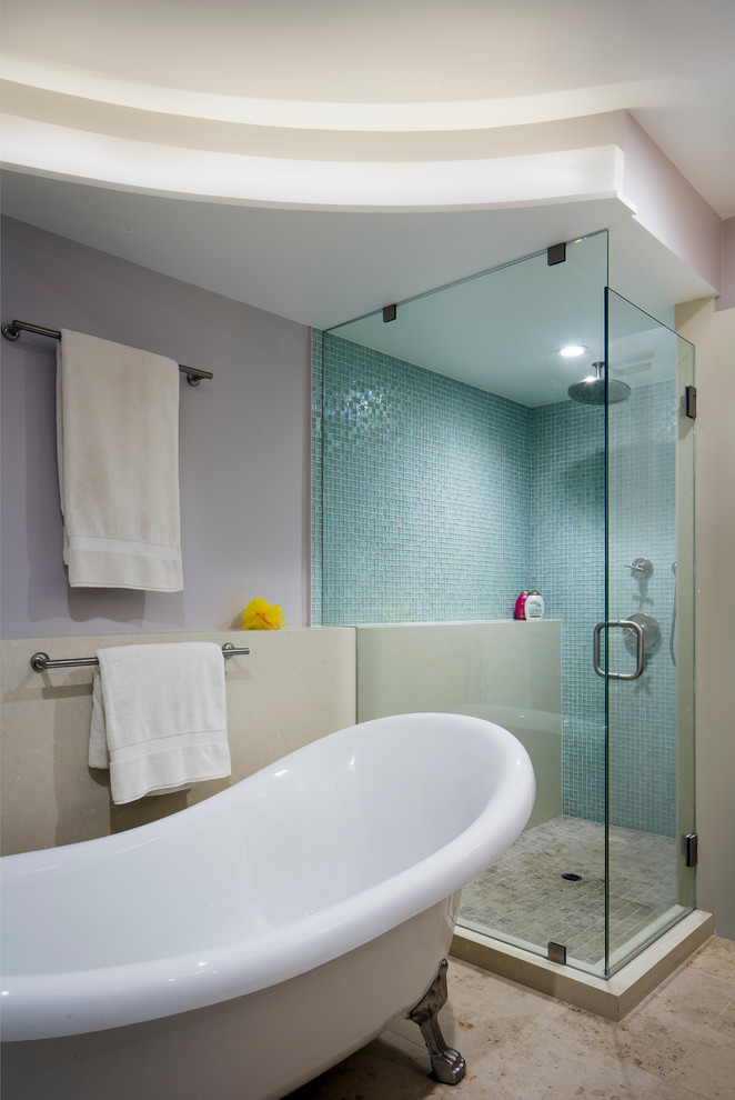 Источник вдохновения для домашнего уюта: ванная комната в стиле неоклассика (современная классика) с ванной на ножках, душем в нише, синей плиткой и плиткой мозаикой