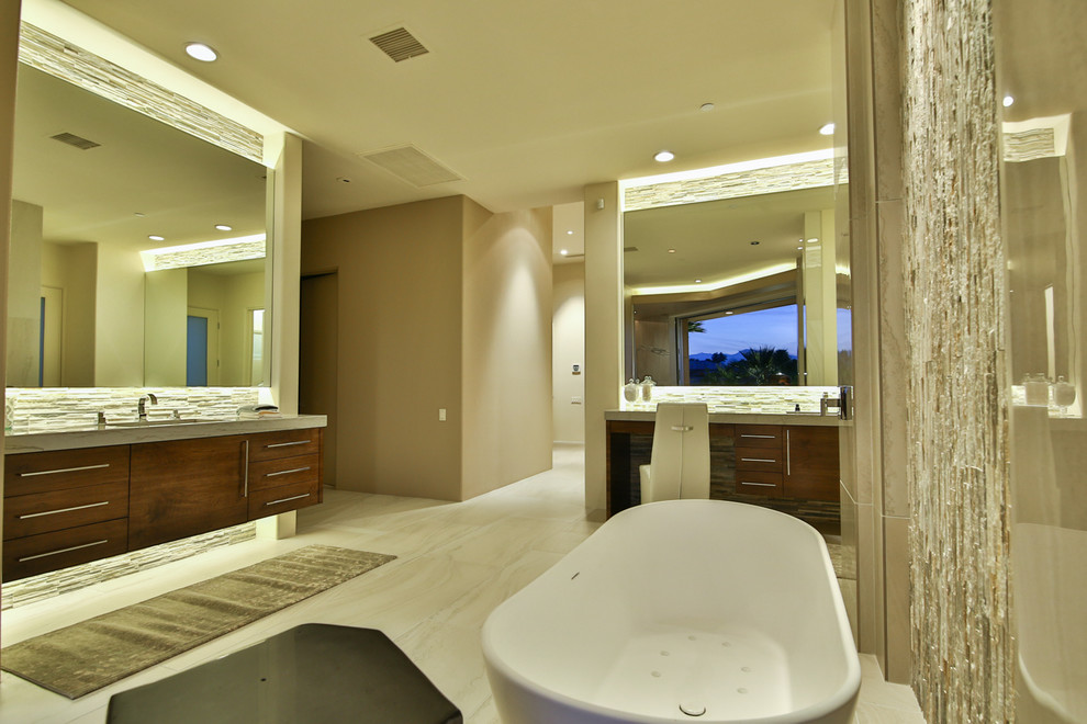 Пример оригинального дизайна: огромная главная ванная комната в современном стиле с отдельно стоящей ванной, открытым душем, бежевой плиткой, каменной плиткой, бежевыми стенами, полом из керамогранита, бежевым полом, открытым душем, плоскими фасадами, темными деревянными фасадами, монолитной раковиной и столешницей из бетона