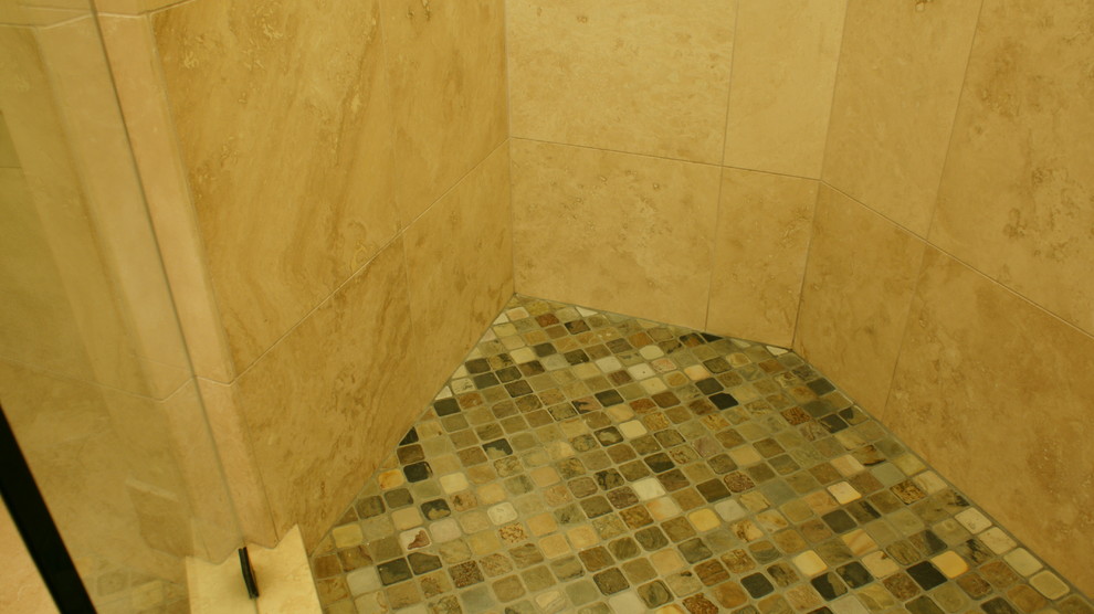 Großes Klassisches Badezimmer En Suite mit Duschnische, beigen Fliesen, Steinplatten und Schieferboden in San Francisco