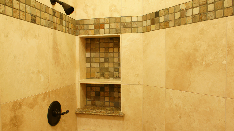 Idée de décoration pour une grande douche en alcôve principale tradition avec un carrelage beige et des dalles de pierre.