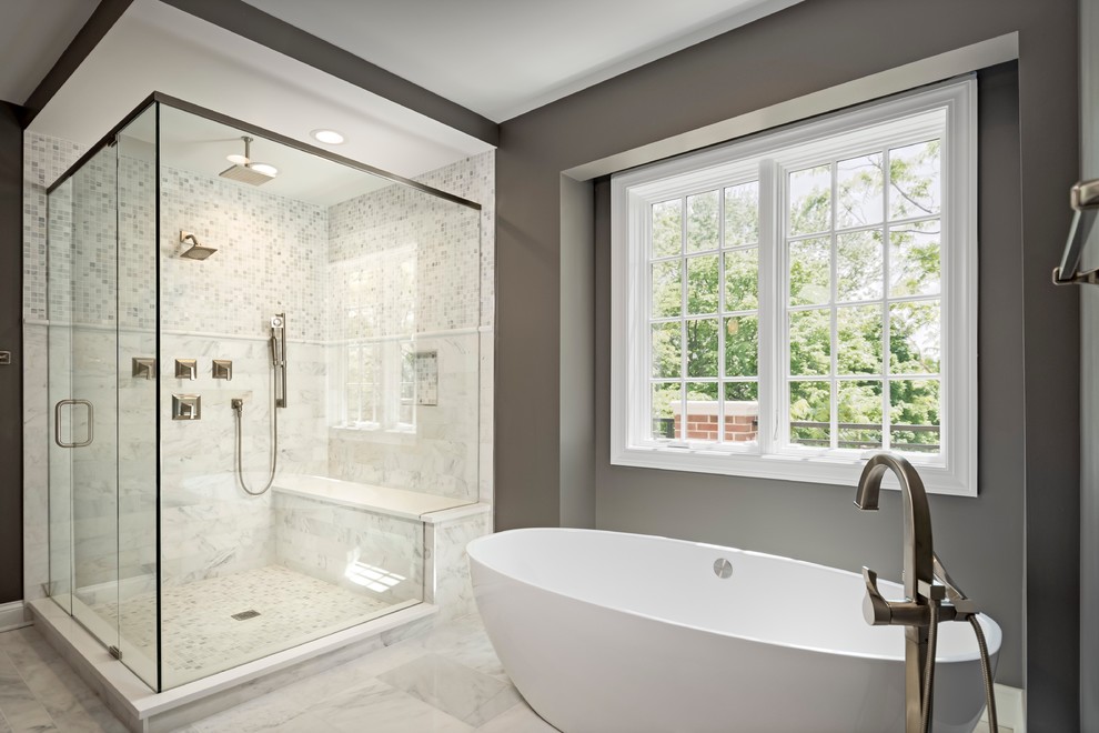 Стильный дизайн: главная ванная комната в стиле неоклассика (современная классика) с отдельно стоящей ванной, угловым душем, бежевой плиткой, белой плиткой, серыми стенами и душем с распашными дверями - последний тренд