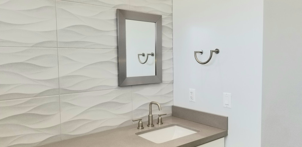 Ispirazione per una grande stanza da bagno padronale moderna con ante in stile shaker, top in quarzite e mobile bagno incassato
